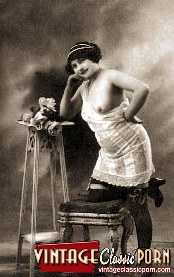 Vintage Babes Enjoy Posing Naked With A Hat In The Twenties