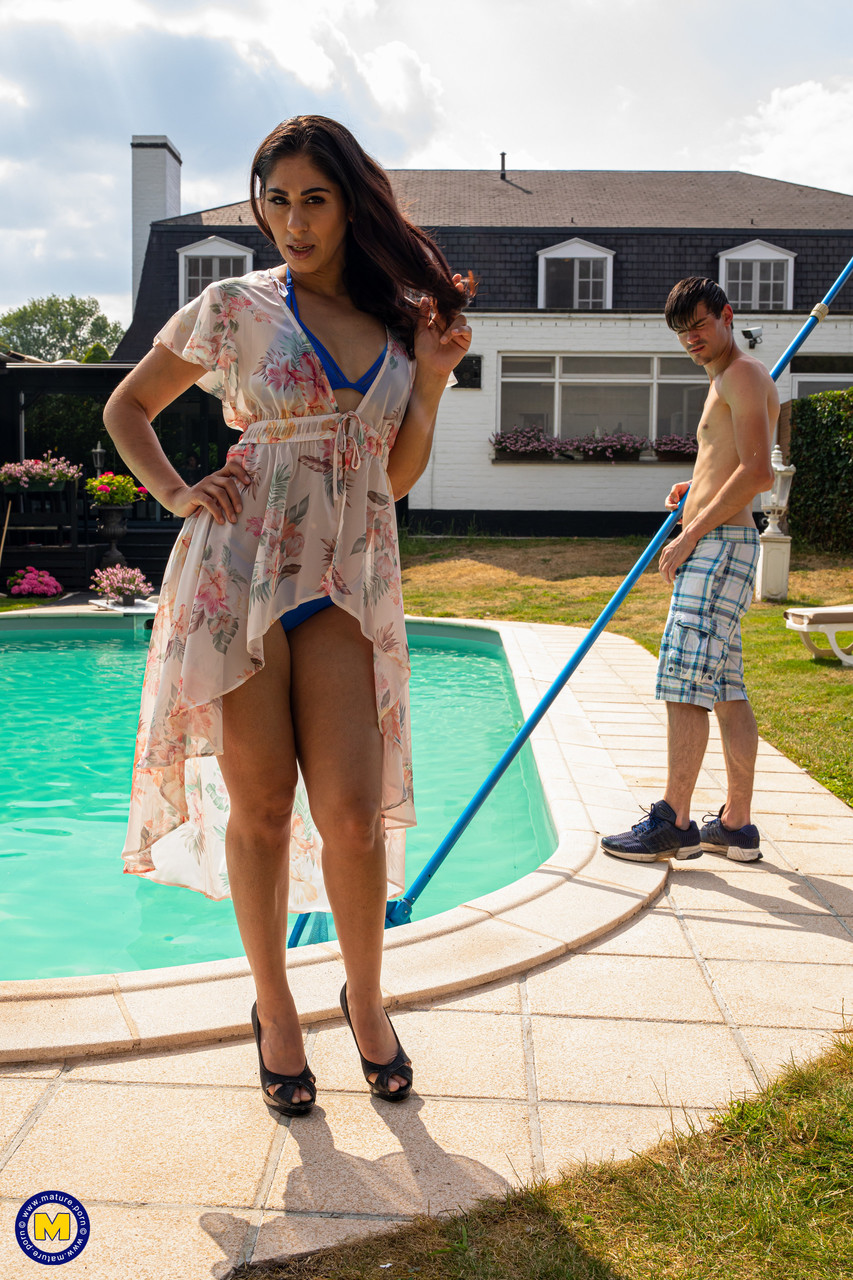 British mom Sahara Knite gets her hairy twat fucked by a pool boy outdoors