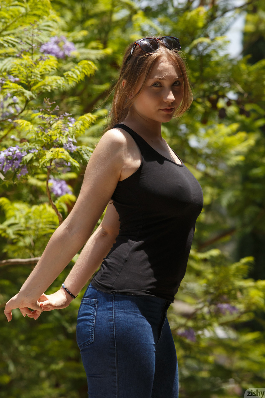 Petite Polish babe Zuzanna Miros shows her curves in blue jeans and leggings