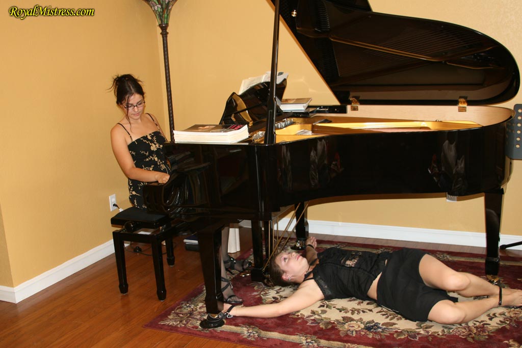 Brunette pianist plays