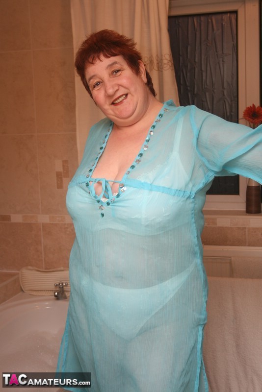 Redhead nan Kinky Carol parks her fat figure in a tub