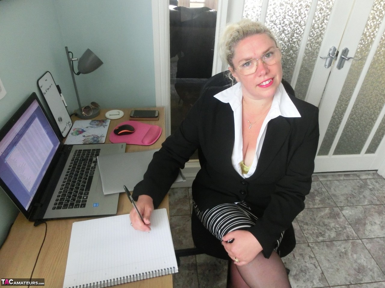 Mature blonde businesswoman Barby pauses to masturbate