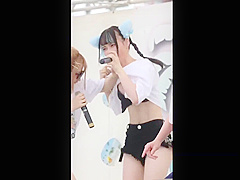 Smartphone personal shooting public bullying? ? A vocal girl who is about to be stripped by her group mates du.877