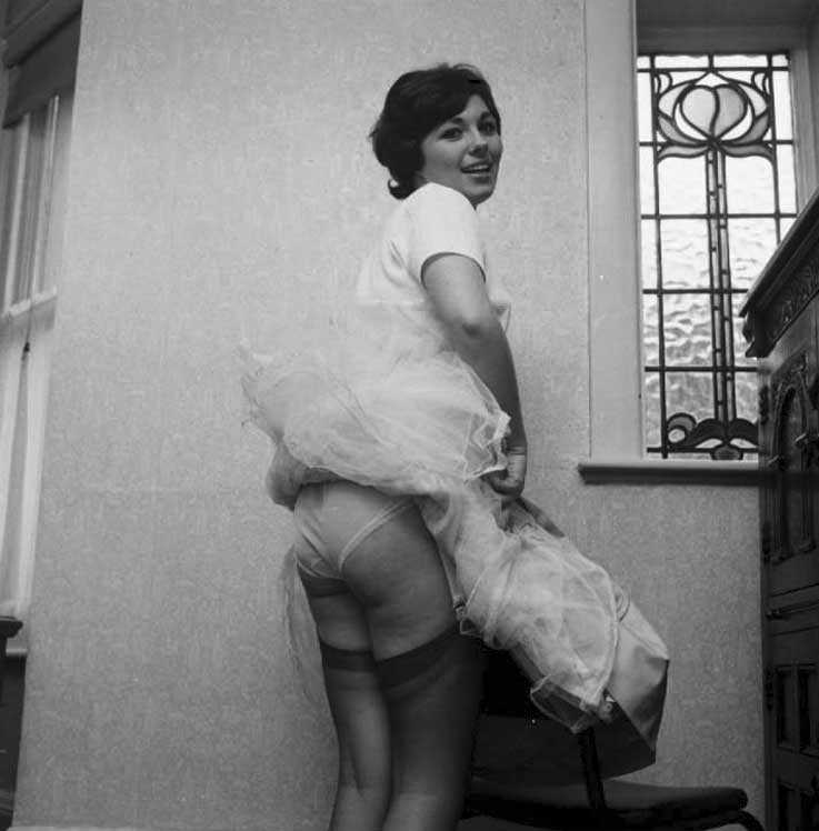 Cute Gals Get Really Strong Pleasure While Showing Their Bodies And Legs In Vintage Linge