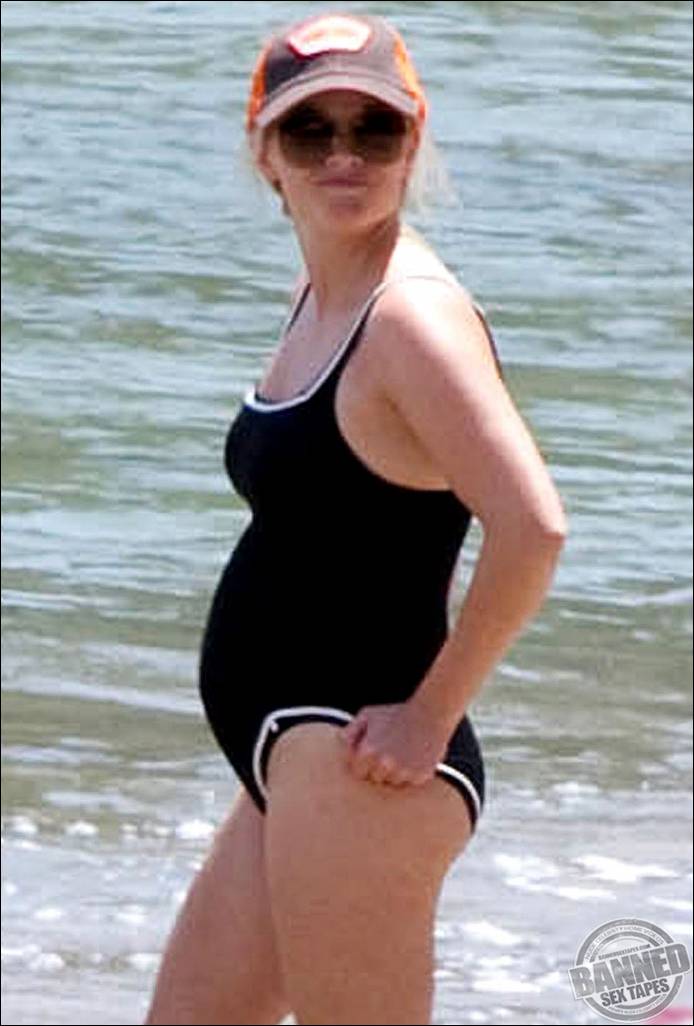 Celebrity Reese Witherspoon Pregnant And Bikini Beach Photos...
