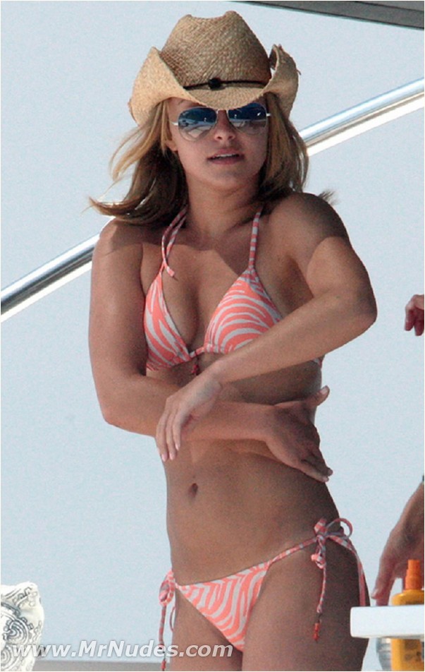 Celebrity Hayden Panettiere Sexy Sunbathes In Bikini On Yach...