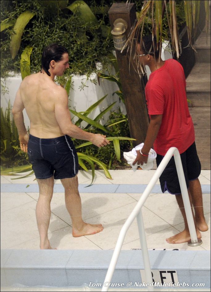 Male Celeb Tom Cruise Caught By Paparazzi Sunbathing Shirtle...