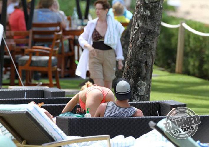 Celebrity Hayden Panettiere Paparazzi Pink Thong Bikini Shot...